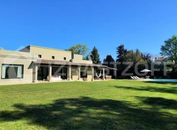 Casa · 240m² · 7 Ambientes · 2 Cocheras · Casa en Venta en Altos de Pilar, Desarrollada en Una Planta con Gran Jardín