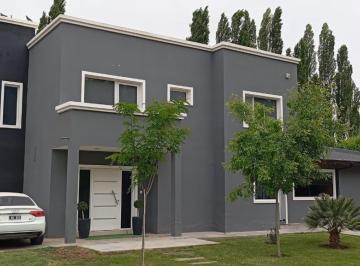 Casa · 310m² · 6 Ambientes · Importante Propiedad en Barrio Las Pérgolas, Cipolletti