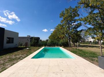 Casa · 130m² · 4 Ambientes · 2 Cocheras · Casa en Venta en Pilar del Este Santa Lucia