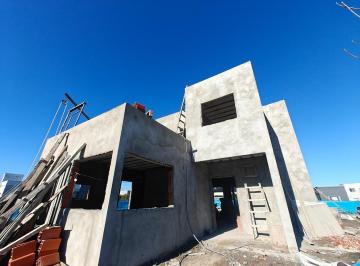 Casa · 170m² · 4 Ambientes · 2 Cocheras · Casa en Venta en Pilar del Este Santa Lucia