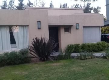 Casa · 850m² · 4 Ambientes · 2 Cocheras · Casa en Venta en Santa María de Los Olivos