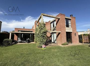 Casa · 270m² · 8 Ambientes · Casa en Alquiler Temporario Barrio Privado Rumenco