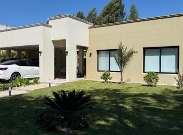 Casa · 213m² · 4 Ambientes · 2 Cocheras · Venta - Casa 4 Ambientes + Pileta