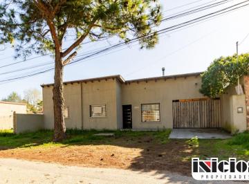 Casa de 4 ambientes, San Bernardo · Chalet: Calle 21 N° 2920 E/ Calle 2 y Hernandarias - San Bernardo - C1032