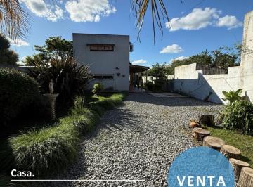 Departamento · 163m² · 3 Ambientes · 1 Cochera · Casa de Dos Dorm., en Calle Ameghino Al 2000.