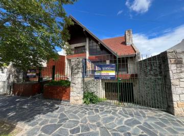 Casa · 1m² · 3 Dormitorios · Importante Chalet de Categoria con 3 Dorm., Sotano Para Varios Autos y Parque, La Calandria 40