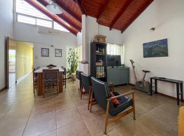 Departamento · 87m² · 5 Ambientes · Casa en Altura de 3 Dorm. con Terraza y Parrillero en Abasto