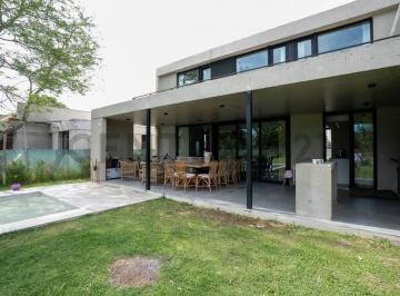 Casa · 178m² · 3 Dormitorios · 1 Cochera · Venta de Casa en Barrio Cerrado