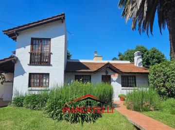 Casa · 150m² · 4 Ambientes · 1 Cochera · Casa en Venta y Alquiler Temporal, con 4 Ambientes en Las Lajas