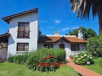 Casa · 150m² · 4 Ambientes · 1 Cochera · Casa en Venta y Alquiler Temporal, con 4 Ambientes en Las Lajas