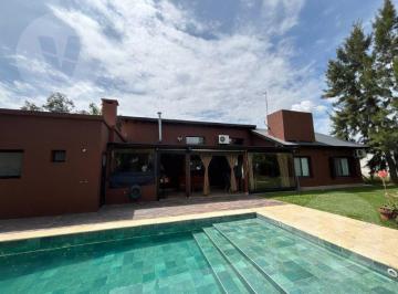 Casa · 174m² · 4 Ambientes · 4 Cocheras · Casa en La Magdalena
