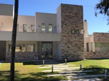 Casa · 380m² · 6 Ambientes · 2 Cocheras · Casa - San Diego C. C