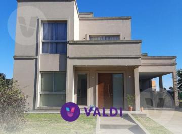 Casa · 800m² · 5 Ambientes · 2 Cocheras · Casa en Venta con Renta - Barrio Don Joaquin, Canning