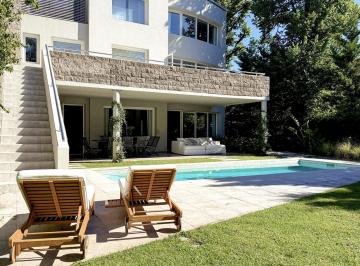 Casa · 761m² · 7 Ambientes · 4 Cocheras · Moderna Casa en Venta, 3 Plantas, Jardín, Pileta y Cochera - Acassuso, San Isidro
