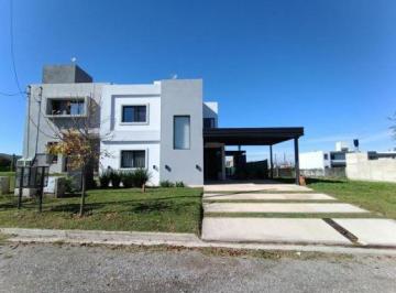 Casa · 191m² · 5 Ambientes · 2 Cocheras · Casa en Venta con Pileta en Tejas 4, Malagueño