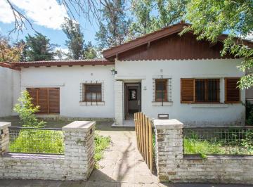 Casa · 71m² · 3 Ambientes · 1 Cochera · Casa con Cochera y Fondo en Terreno de 200 m² - Seguridad en La Mejor Ubicación