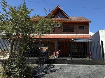 Casa · 126m² · 4 Ambientes · 2 Cocheras · Apto Crédito! Duplex 4 Ambientes con Jardin, Parrilla y Doble Cochera!