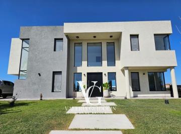 Casa · 300m² · 7 Ambientes · 2 Cocheras · Casa Venta Barrio San Sebastián Escobar