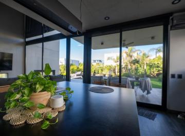 Casa · 281m² · 4 Ambientes · 2 Cocheras · Casa en Los Castaños
