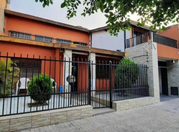 Casa · 150m² · 5 Ambientes · 3 Cocheras · Venta de Casa de 5 Ambientes con Pileta, Lote 470 m²