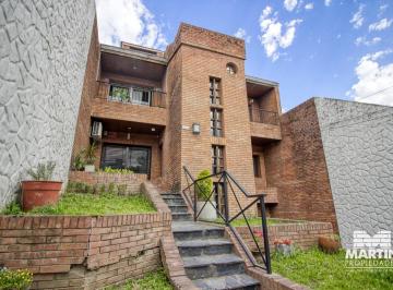 Casa · 130m² · 4 Ambientes · 1 Cochera · Casa PH en Venta de 4 Ambientes en Martínez con Cochera y Patio con Pileta
