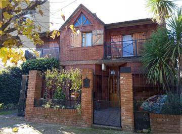 Casa · 260m² · 5 Ambientes · 1 Cochera · Casa 5 Ambientes en Castelar Sur