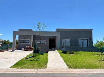 Casa · 180m² · 4 Ambientes · 3 Cocheras · Casa - Santa Sofía