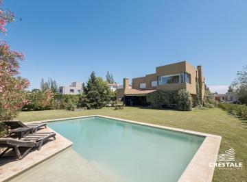 Casa · 273m² · 7 Ambientes · 2 Cocheras · Venta / Permuta - Casa 4 Dorm. en Barrio Privado Country Golf - Fisherton, Rosario.