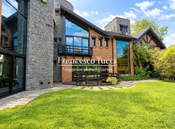 Casa · 460m² · 9 Ambientes · 2 Cocheras · Casa en Venta 9 Ambientes con Pileta Campos de Álvarez