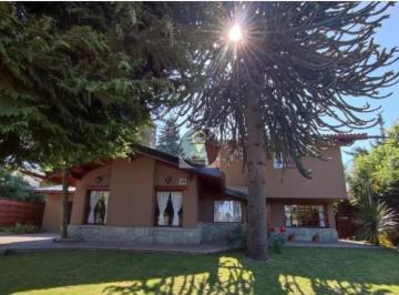 Casa · 250m² · 8 Ambientes · 3 Cocheras · Casa a La Venta