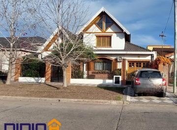 Casa · 210m² · 5 Ambientes · 2 Cocheras · Casa en Venta Burzaco