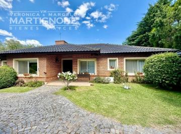 Casa · 207m² · 4 Ambientes · 5 Cocheras · Impecable Chalet en Venta en Altos de Manzanares, Manzanares