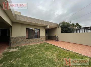 Casa · 126m² · 4 Ambientes · 1 Cochera · Casa 4 Ambientes Reciclada a Nueva en Venta en Castelar Sur