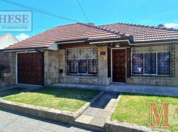 Casa · 198m² · 4 Ambientes · 1 Cochera · Casa 4 Ambientes en Lote de 378 m² en Venta en Punta Mogotes Mar del Plata
