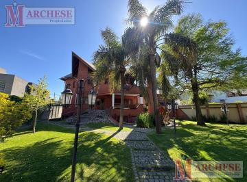 Casa · 550m² · 8 Ambientes · 3 Cocheras · Exclusiva Casa 7 Ambientes en Zona Residencial de Castelar Norte en Venta