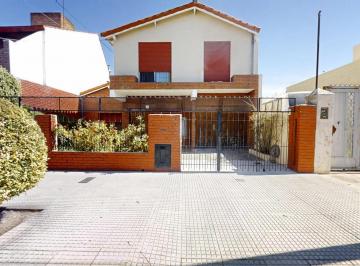 Casa · 185m² · 6 Ambientes · 1 Cochera · Casa en Venta en Villa Adelina - 6 Amb Apta 2 Familias C/jardín, Patio y Terraza.