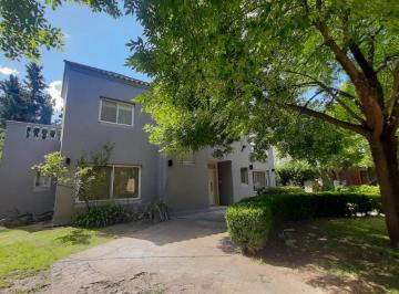 Casa · 140m² · 5 Ambientes · 3 Cocheras · Casa en Venta en Santa Maria de Los Olivos!