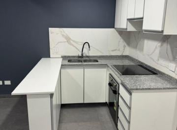Departamento de 2 ambientes, Monte Castro · Magnifico 2 Amb con Balcon y Cochera Fija Cubierta