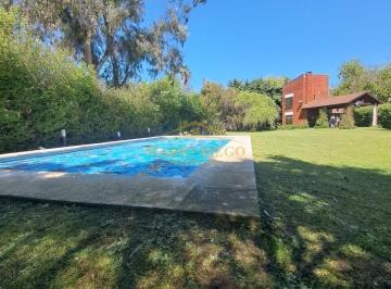 Quinta vacacional · 150m² · 1 Dormitorio · 2 Cocheras · Venta Hermosa Quinta con Quincho y Pileta.