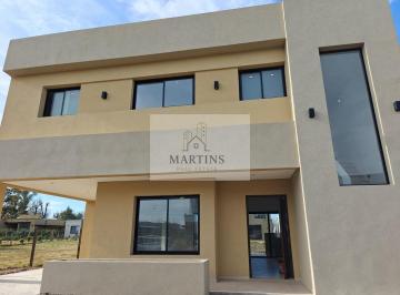 Casa · 149m² · 5 Ambientes · 2 Cocheras · Moderna Casa en San Pablo Pilar con Financiacion