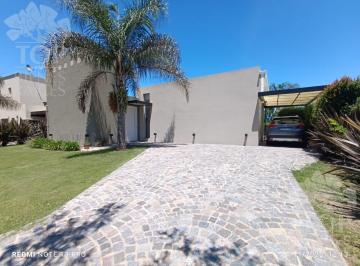 Casa · 190m² · 5 Ambientes · 1 Cochera · Casa en Una Planta El Cantón