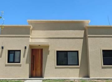Casa · 147m² · 5 Ambientes · 2 Cocheras · Casa en Venta con Pileta en San Pablo Pilar