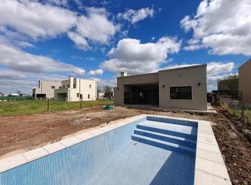 Casa · 147m² · 5 Ambientes · 2 Cocheras · Casa en Venta con Pileta 5 Ambientes en San Pablo Pilar