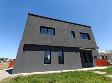 Casa · 211m² · 4 Ambientes · 2 Cocheras · Casa en Dos Plantas con Pileta y Al Verde en San Pablo Pilar