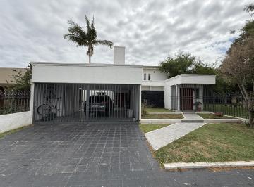Casa · 275m² · 7 Ambientes · 2 Cocheras · Venta – Casa 4 Dorm. con Quincho y Pileta en Alto Verde