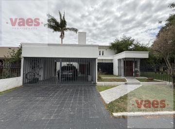 Casa · 275m² · 7 Ambientes · 2 Cocheras · Venta – Casa 4 Dorm. con Quincho y Pileta en Alto Verde