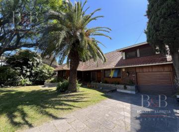 Casa · 393m² · Av H. Yrigoyen 13020, Adrogué - Casa Sobre Amplio Lote de 20x60, Excelente Ubicación