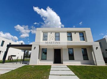 Casa · 218m² · 5 Ambientes · 4 Cocheras · Casa en Venta con Pileta y Escritorio en Pilar Golf