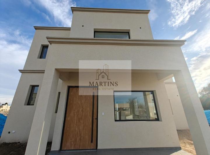 Casa · 122m² · 4 Ambientes · 2 Cocheras
