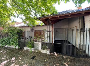 Casa · 140m² · 4 Ambientes · 1 Cochera · Larrea 881, Entre Alvear y C. Crocce, Lomas - 3amb, Jardín, Gran Potencial - Excelente Ubicación